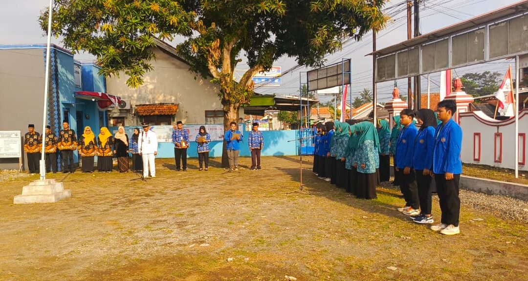 Mahasiswa KKN UMP Ikut Sukseskan Upacara 17 Agustus di Desa Slarang
