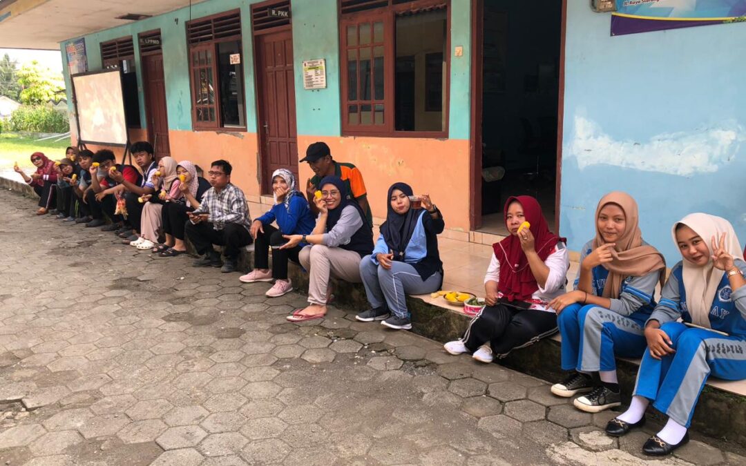 Kerja Bakti Balai Desa Slarang Bersama Mahasiswa KKN UNSOED