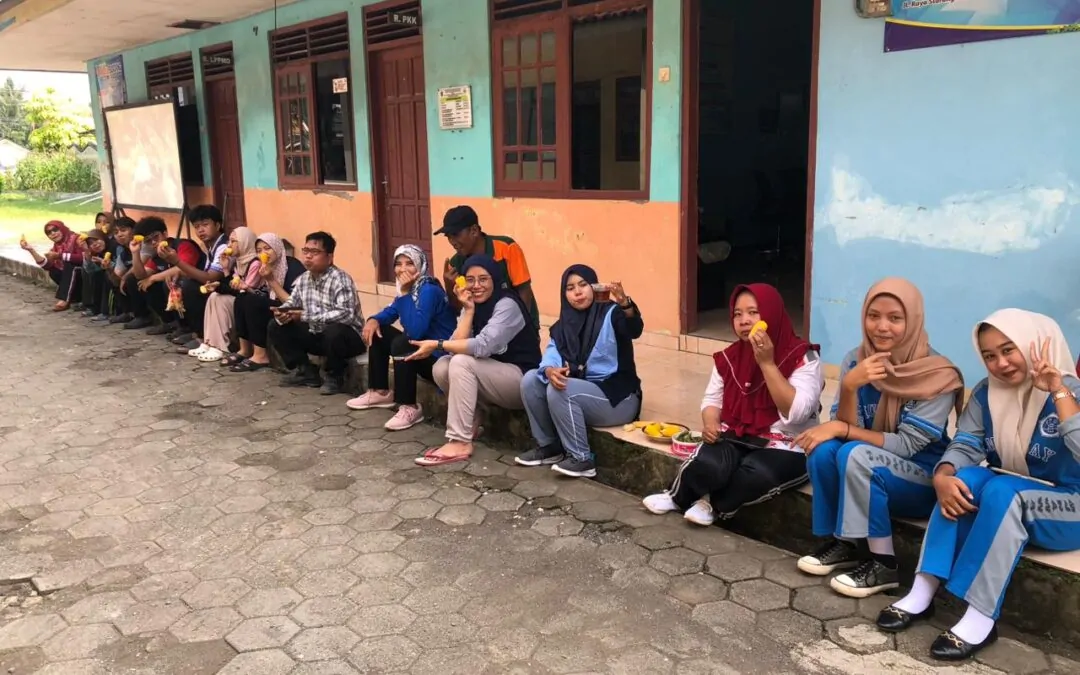 Kerja Bakti Balai Desa Slarang Bersama Mahasiswa KKN UNSOED